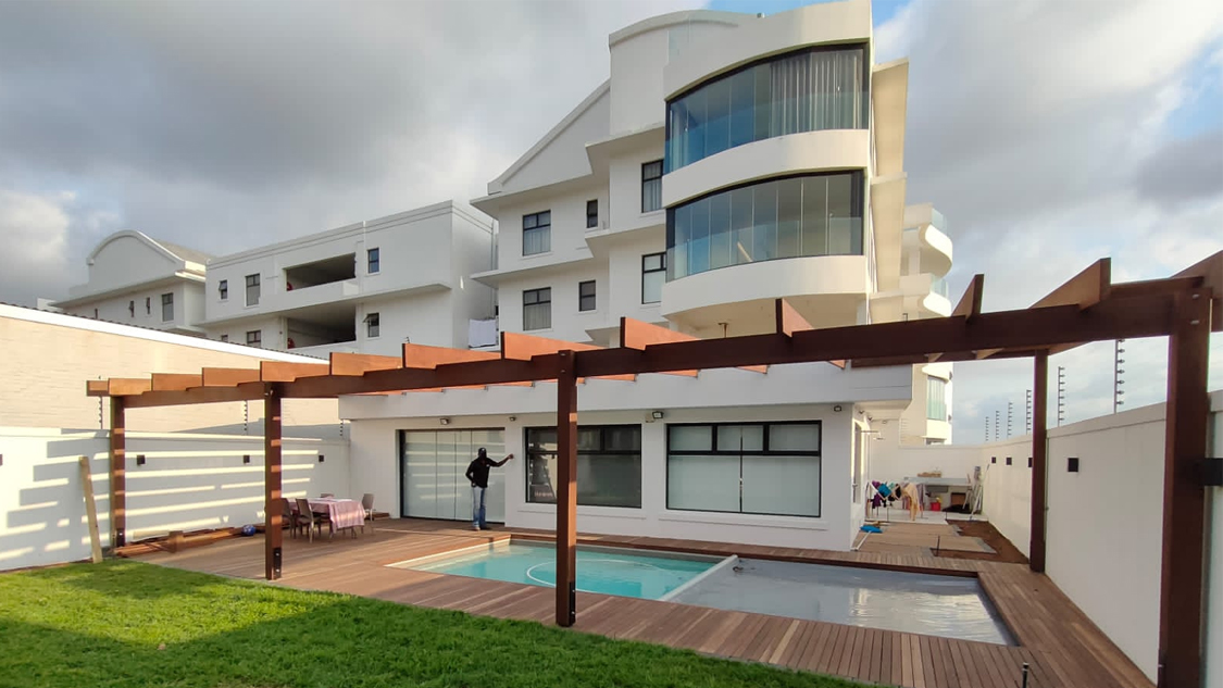 How to Enjoy Swimming All Year Round with the Right Pool Cover 